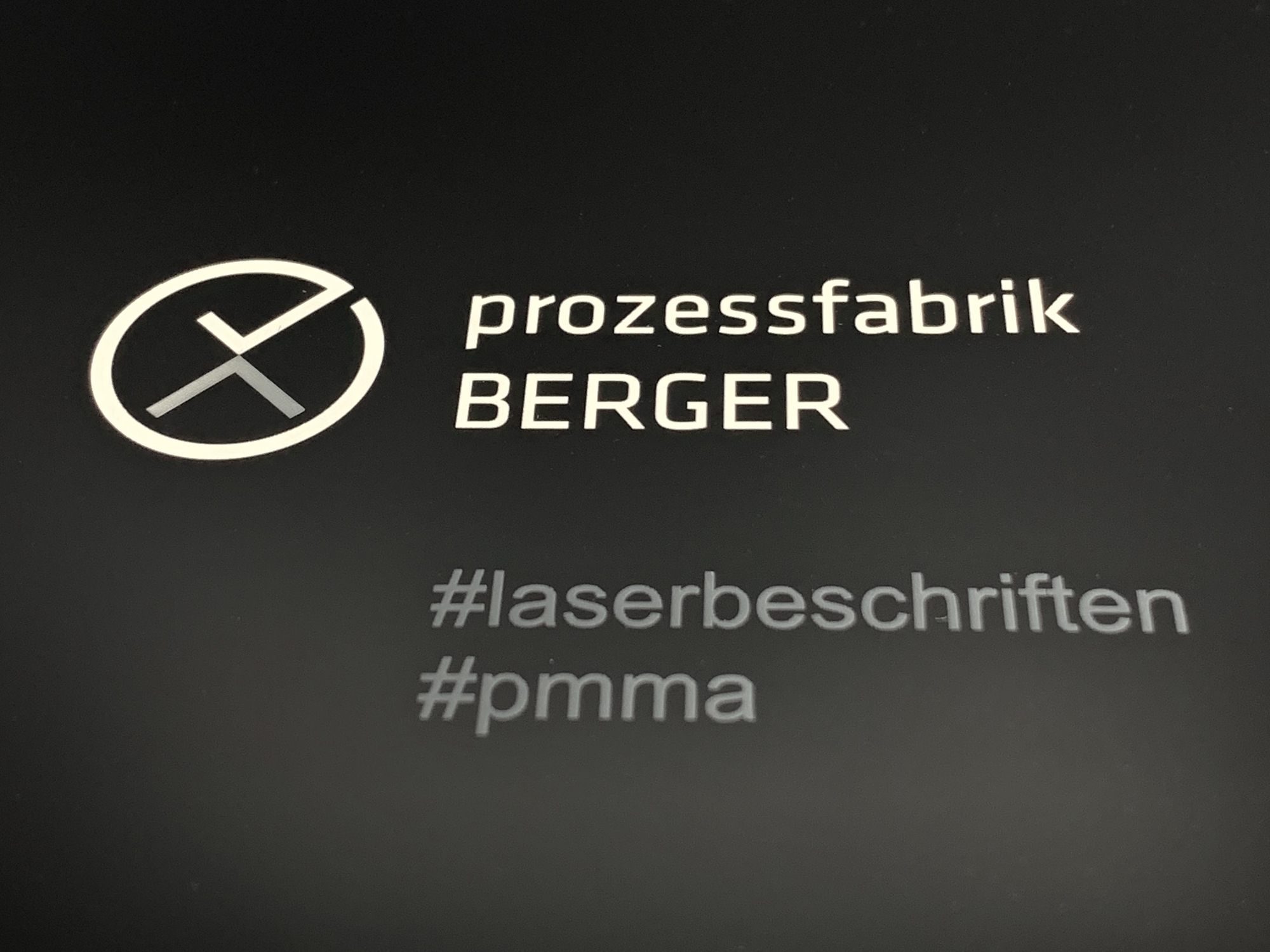 Laserbeschriftung auf schwarzem Plexiglas