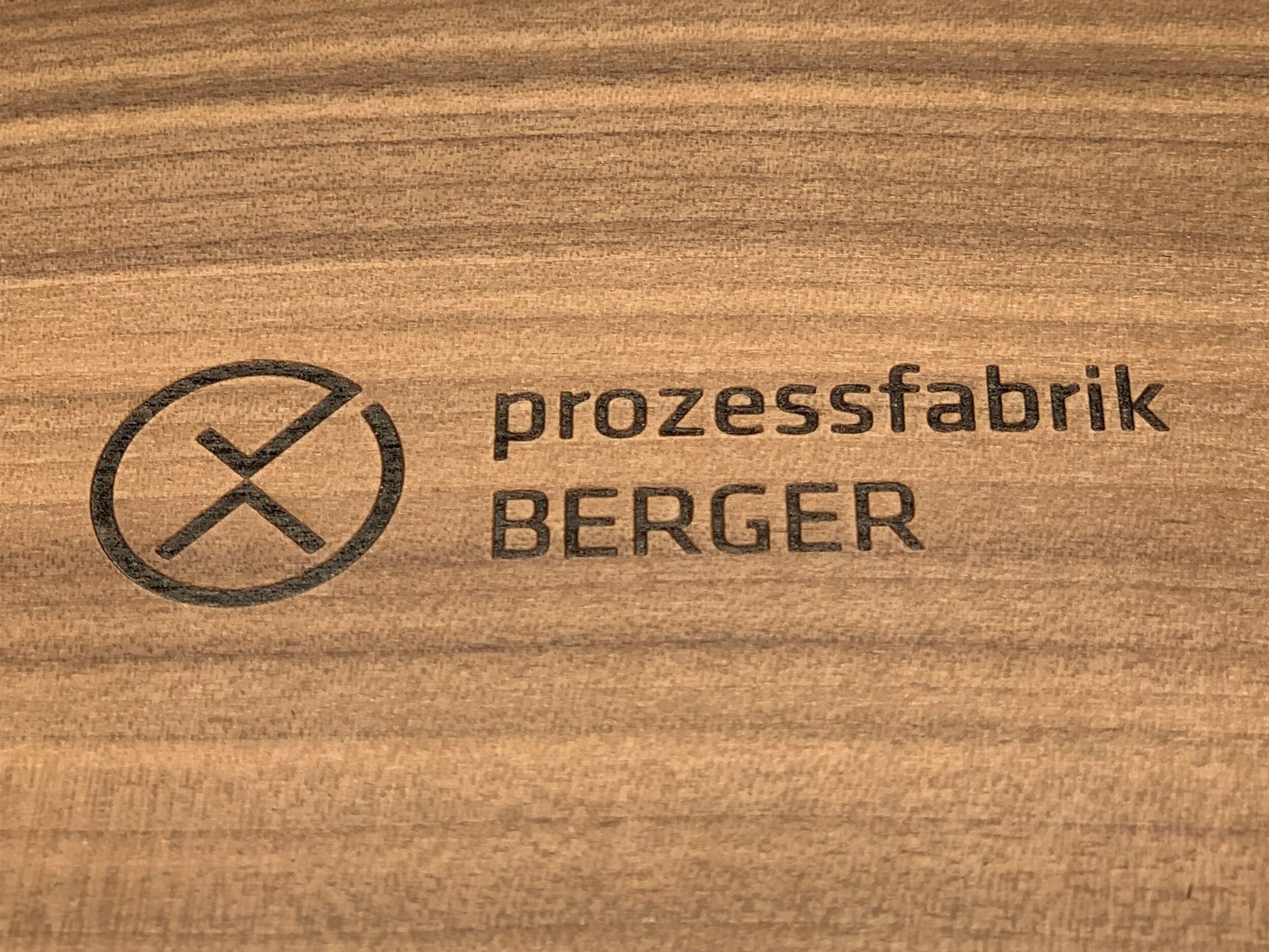 Tiefe Lasergravur auf Furnier im Detail